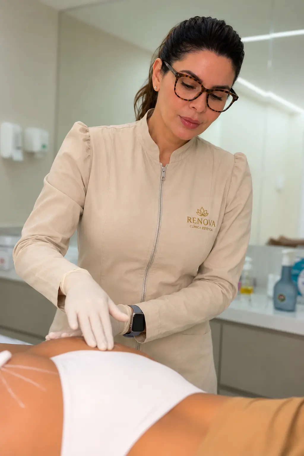 Profissional da Renova Clínica Estética durante um atendimento de estética em Sorocaba