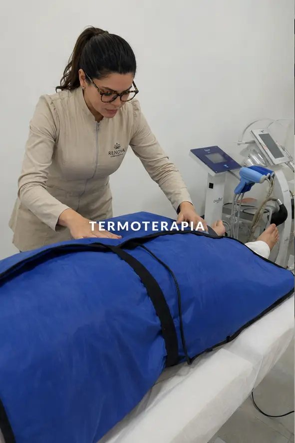 Sessão de termoterapia corporal na Renova Clínica Estética em Sorocaba